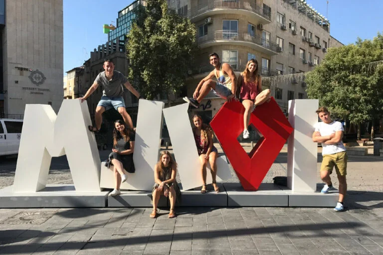 חניכים מצטלמים על פסל האותיות "ירושלים"