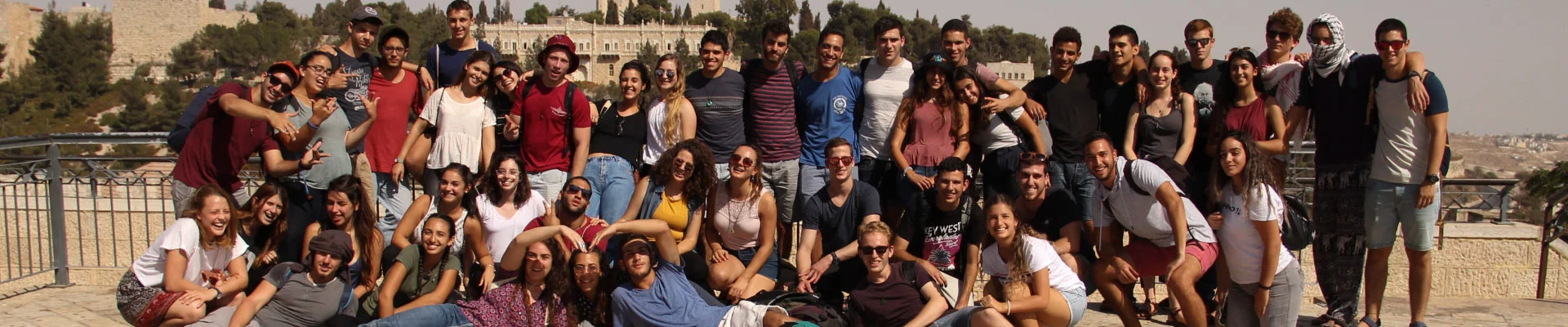 קבוצה גדולה של צעירות וצעירים מצטלמת יחד בירושלים