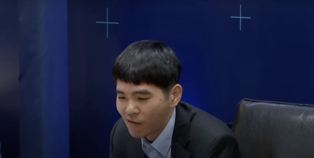 לי סה־דול מחייך במהלך המשחק מול AlphaGo