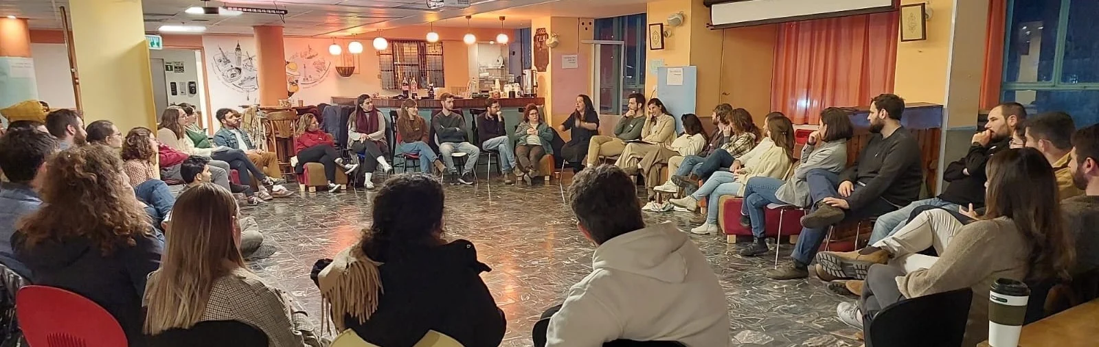 מפגש קהילה במעגל באולם